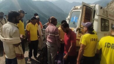 Photo of बदरीनाथ हाईवे पर हादसा: तोताघाटी के पास ब्रेक फेल होने से यात्रियों से भरी बस पलटी