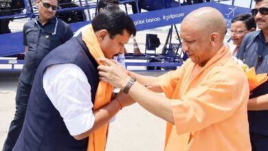 Photo of नितिन नवीन का लखनऊ में स्वागत, रिसीव करने पहुंचे योगी; रोड शो में बरसे फूल