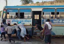Photo of रेलवे अंडरब्रिज के पानी में फंसी हरियाणा रोडवेज की बस, 50 यात्रियों की अटकी सांसें
