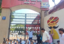Photo of आगरा विश्वविद्यालय में हंगामा: छात्रों ने यूनिवर्सिटी गेट पर जड़ा ताला